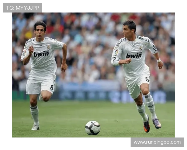 直塞撕防线成势 本赛季中场卡卡传球难回巅峰